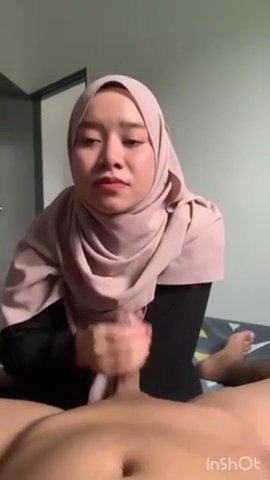 Hijab kesenangan ngocokin kontol