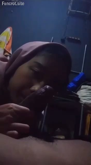 Hijab sepong kontol kekar