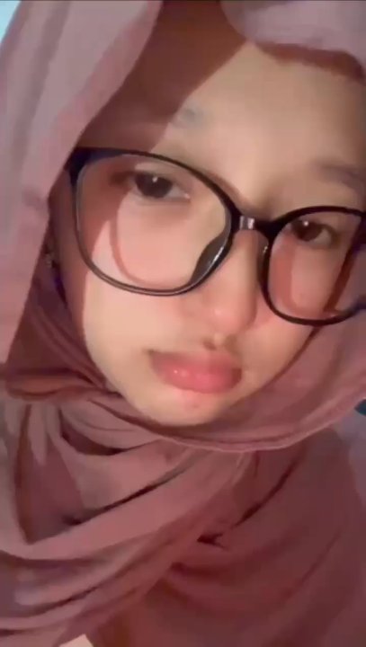 Hijab pink colmek memek ke kamera